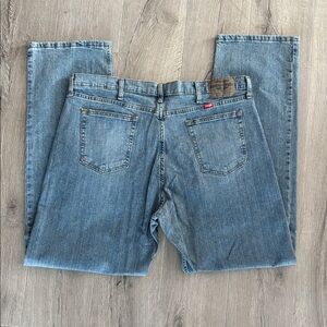 🐴 Wrangler relaxed fit denim jeans. Size 38x34. Great condition.